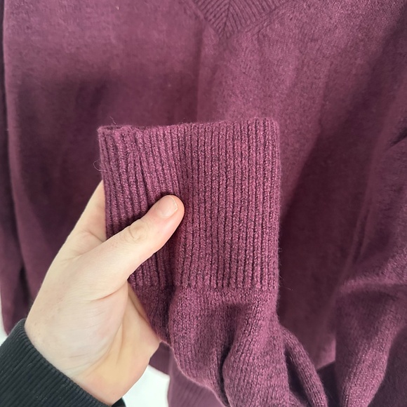Old Navy V-Neck Sosoft maroon oversized sweater women's small (016) - Picture 4 of 6